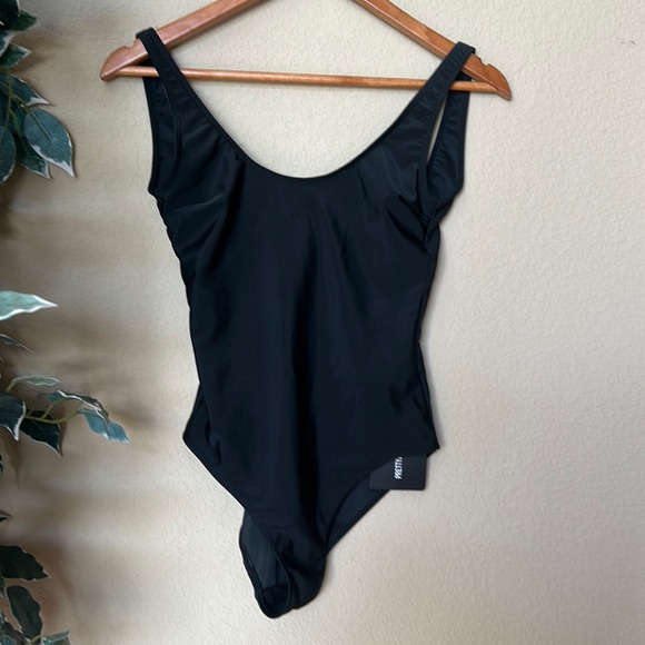 Pretty Little Thing | Black Basic Scoop Swimsuit - Picture 4 of 7